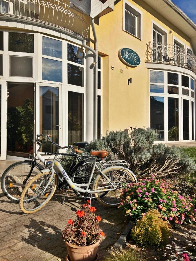 Hotel Penta Lux Tata Exterior photo